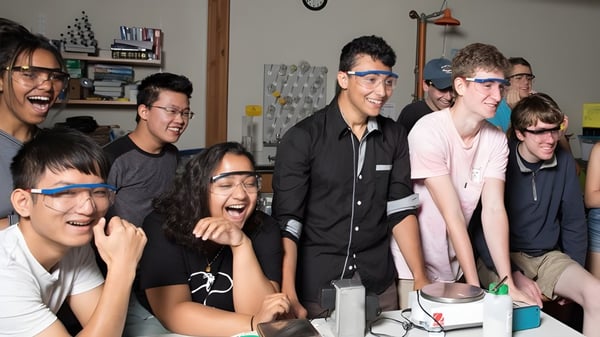 Un grupo de estudiantes de la Cambridge School of Weston ríe juntos en un ambiente informal.