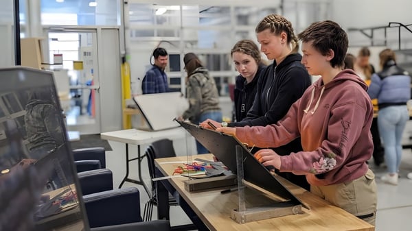 Un grupo de estudiantes está frente a monitores de computadora en clase en Camosun College.