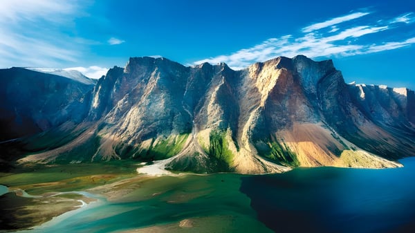 Montañas con nieve y un lago se pueden ver en la naturaleza cerca de la Carbonear Collegiate High School.
