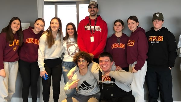 Un grupo de estudiantes de Carleton Place High School posan en un aula.