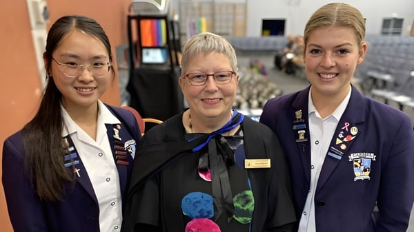 Tres mujeres en uniforme están juntas en un interior en el campus del Carmel College.