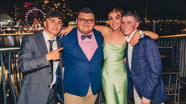 Cuatro personas posan frente a una noria en el terreno del festival de la Carrigallen Vocational School.