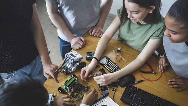 Estudiantes del Castlepollard Community College trabajan juntos en un proyecto de electrónica con varios componentes.