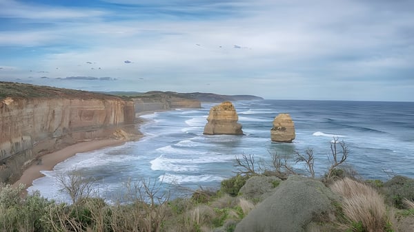 Acantilados rocosos en la costa con mar tempestuoso bajo un cielo nublado cerca de la Cathedral School of St Anne & St James.