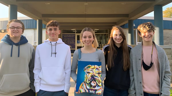 Un grupo de cinco estudiantes se encuentra juntos frente a un edificio en el campus de la Centerville Senior High School.