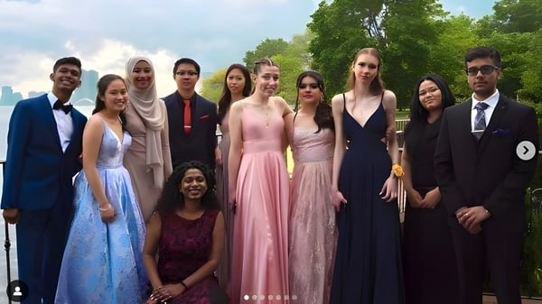 Un grupo de estudiantes de la Central Toronto Academy está al aire libre frente a árboles y edificios.