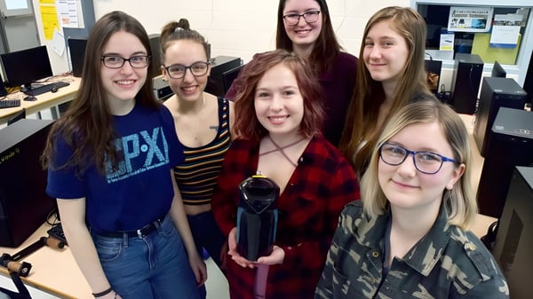 Un grupo de alumnas de la Centre Wellington District High School sonríe juntas en un aula.