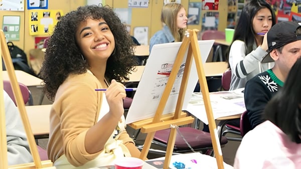 Una estudiante pinta en un caballete durante la clase de arte de la Chaffey Joint Union High School District.
