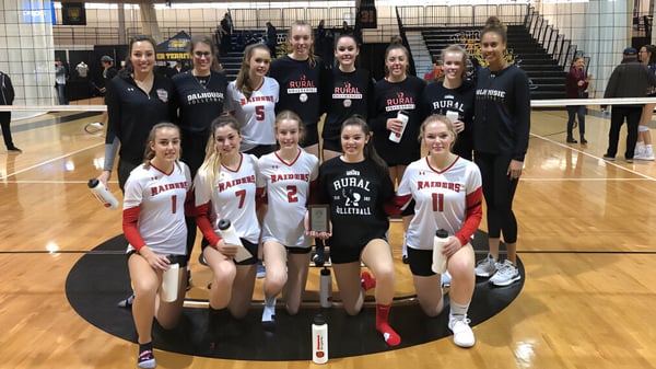 Un grupo de jóvenes jugadoras de baloncesto posan en la cancha de la Charlottetown Rural High School.