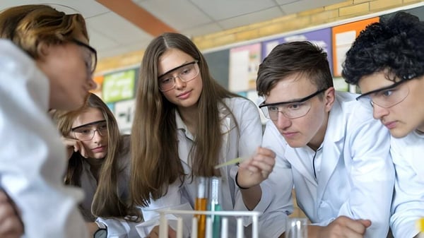 Estudiantes de la Chatelech Secondary School trabajan juntos en una mesa en un aula.