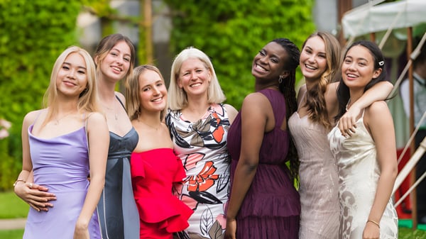 Un grupo de alumnas vestidas con estilo posan en el área verde exterior del Cheltenham Ladies' College.