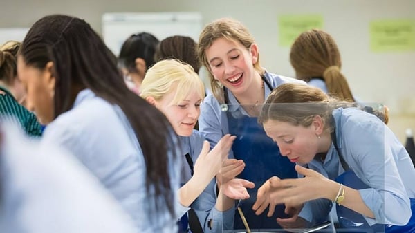 Un grupo de alumnas del Cheltenham Ladies' College conversa animadamente en un aula.