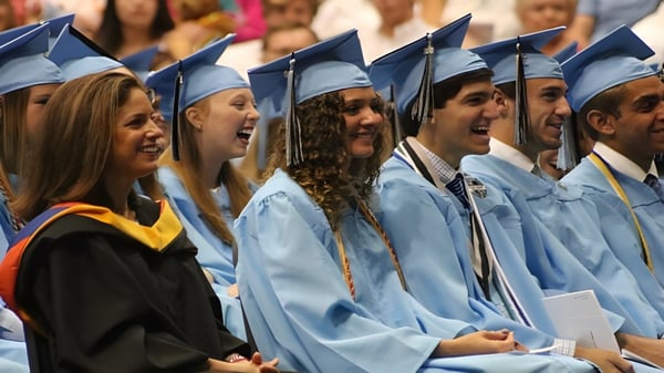 Un grupo de egresadas y egresados del Chesterfield School District en togas azules y negras celebra juntos su graduación.