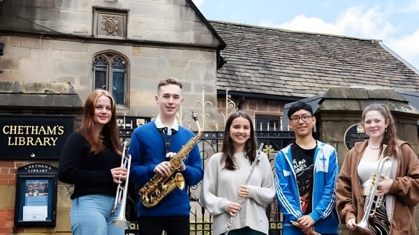 Un grupo de cinco estudiantes está frente al edificio histórico de la Chetham’s School of Music.