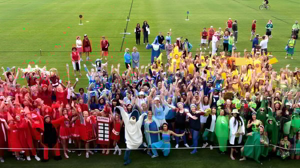 Un gran grupo de estudiantes en el campo deportivo de la Chilton Saint James School durante un evento.