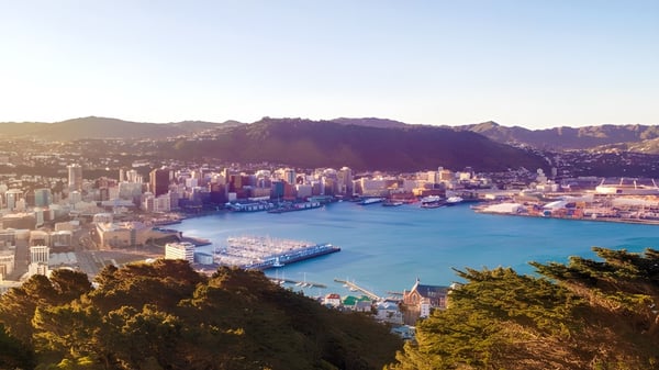 Vista del puerto frente al paisaje urbano rodeado de colinas verdes cerca de la Chilton Saint James School.