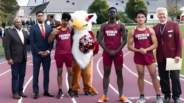 Estudiantes de la Church Farm School posan junto con la mascota en el campo deportivo con uniformes iguales.