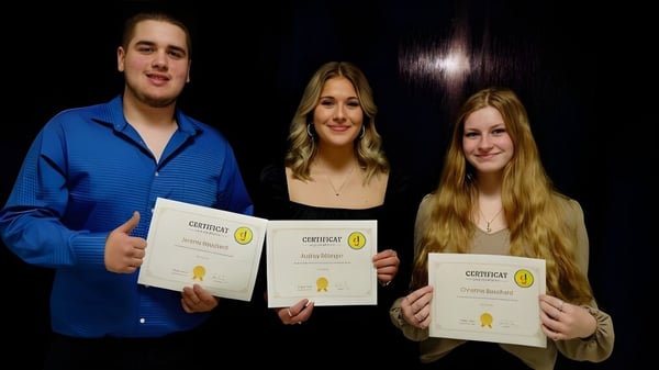 Tres jóvenes adultos sostienen sus certificados en el campus de la Cité des Jeunes A.-M.-Sormany.