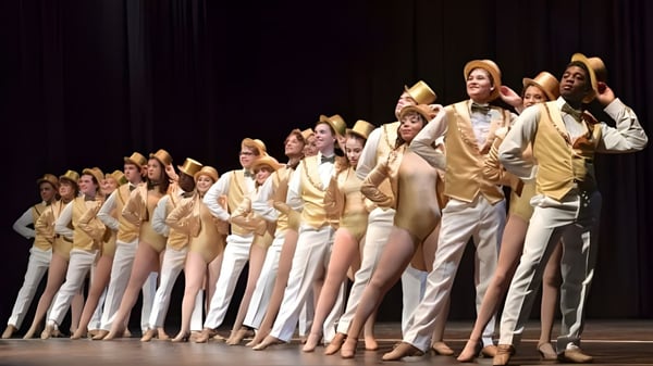 Estudiantes de la Clarke Road Secondary School realizan una actuación de danza coreografiada en un escenario.