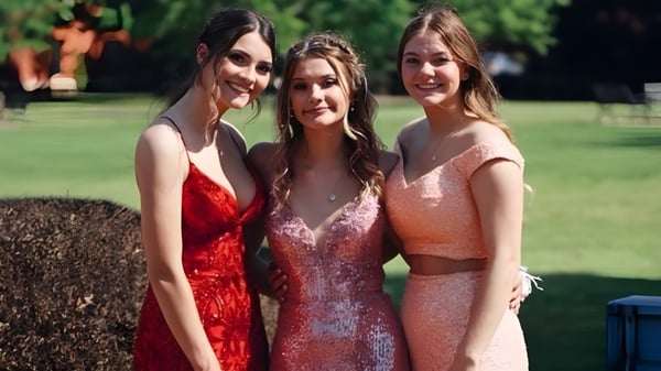 Tres alumnas de la Clarksville High School están juntas en un prado.