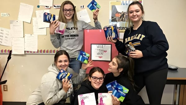 Un grupo de estudiantes muestra diferentes carteles en una actividad en la Clayton Heights Secondary School.