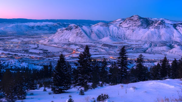 Una cadena montañosa nevada se encuentra al fondo sobre la pintoresca ciudad en el valle cerca de la Clearwater Secondary School.