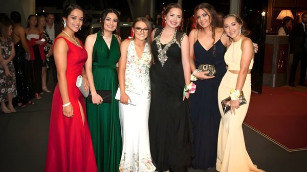 Un grupo de mujeres elegantemente vestidas en un evento de la Cleveland District State High School.