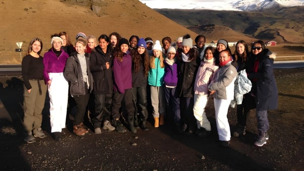Un grupo de alumnas está frente a un paisaje montañoso en el terreno de la Cobham Hall School.