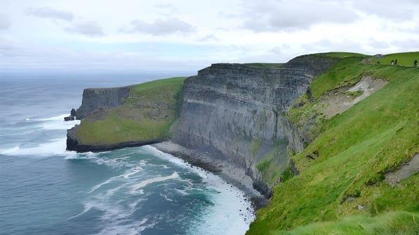 Acantilados con hierba verde y vista al mar cerca de Coláiste Mhuire (Ballymote).