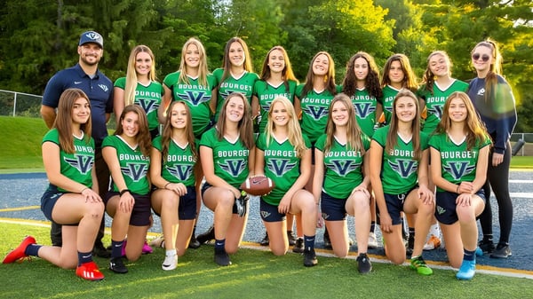 Un grupo de jóvenes atletas en uniformes verdes y azules en el campo deportivo del College Bourget.