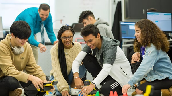 Un grupo de estudiantes del Columba College trabaja en conjunto en una tarea en un aula.