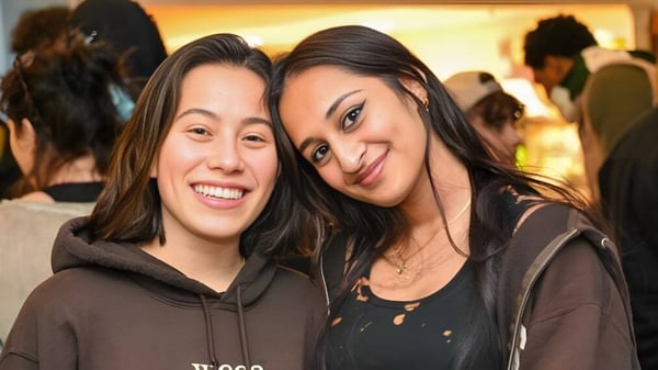 Dos estudiantes de la Concord Academy sonríen y posan juntas en un ambiente amigable.