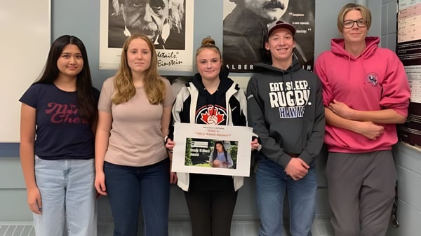 Cinco estudiantes están juntas en una sala en el campus de la County Central High School.