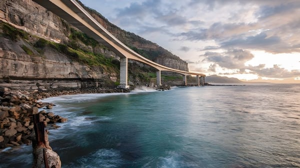 Carretera costera con puente y rocas en la costa del mar cerca de la Craigslea State High School.