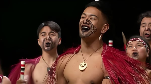 Un grupo de estudiantes del Cullinane College muestra expresiones faciales vivas durante una actuación.