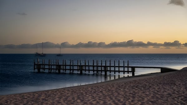 Un muelle de madera en la playa al atardecer cerca de Dalyellup College.