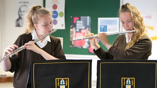 Dos estudiantes de la Devonport High School tocan la flauta en el aula.