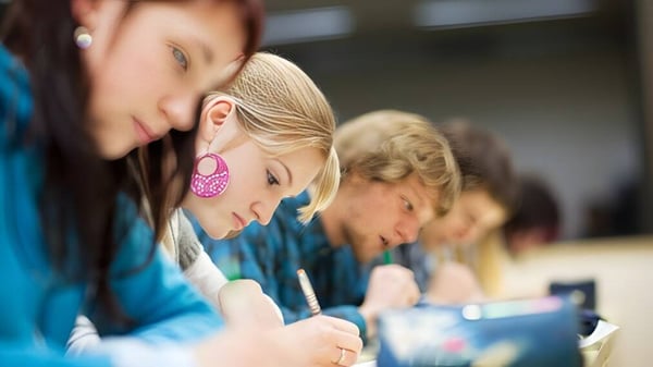 Un grupo de estudiantes trabaja concentrado en la Donahies Community School.