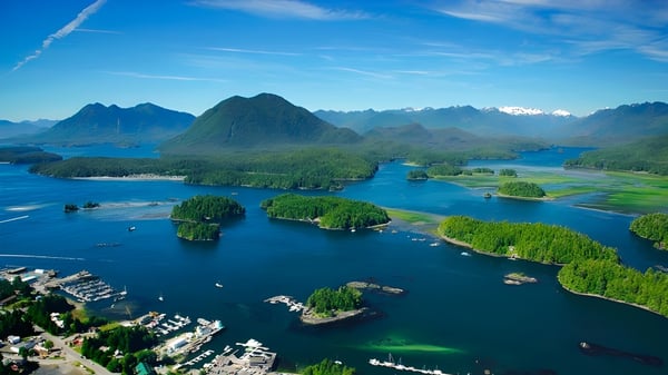 Una toma aérea muestra un grupo de islas verdes con agua turquesa clara frente a Dover Bay Secondary School.
