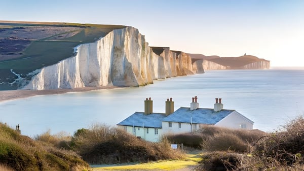 La Downside School se encuentra cerca de un paisaje costero con acantilados blancos y una bahía tranquila.