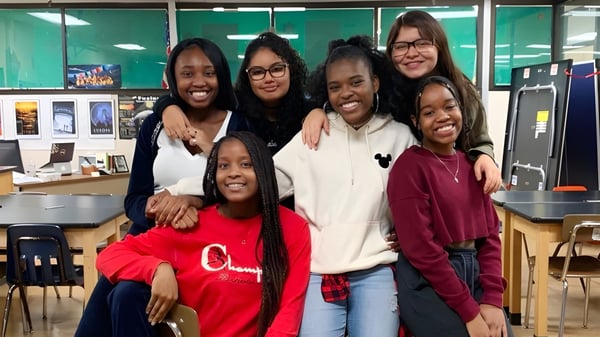 Un grupo de jóvenes estudiantes se encuentra en un aula de la Downtown Magnet High School.