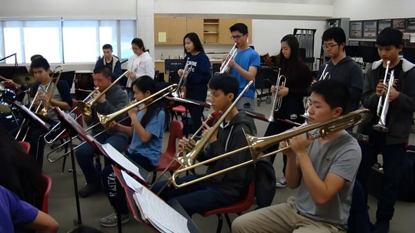 Estudiantes del Dr. Norman Bethune Collegiate Institute tocan instrumentos de metal en la clase de música.