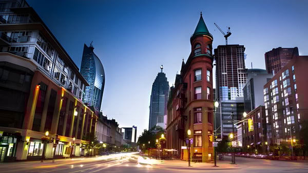 Vista nocturna de un paisaje urbano animado con rascacielos y edificios históricos cerca del Dr. Norman Bethune Collegiate Institute.