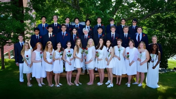 Un grupo de estudiantes de la Dublin School están juntos en un área exterior verde.