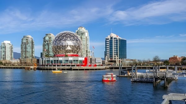 Vista moderna de la ciudad con un edificio distintivo en forma de cúpula y una costa cerca de la Dunbarton High School.