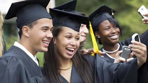Un grupo de graduadas y graduados posan con ropa de graduación al aire libre en el campus del Dungarvan College.