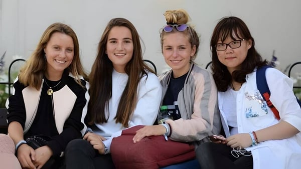 Cuatro estudiantes de la Durham School posan sonriendo en un área exterior.