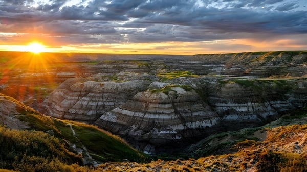 Dramático paisaje rocoso al atardecer cerca de la Earl Marriott Secondary School.