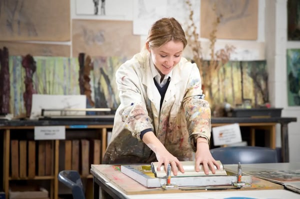 Estudiante trabajando en una actividad creativa