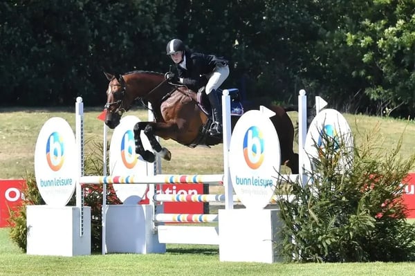 Estudiante montando a caballo